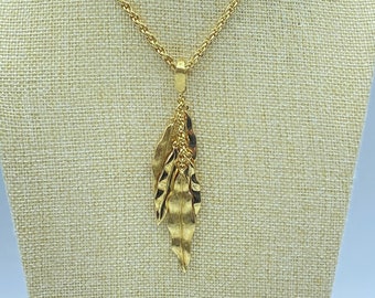 Vintage Monet Pendant Choker, 70s Monet Pendant, Monet Gold Tone Dangle Leaf Pendant Necklace, Monet Jewelry, Monet Necklace