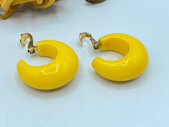Vintage Napier Yellow Acrylic Hoop Clip On Earrin… - image 10