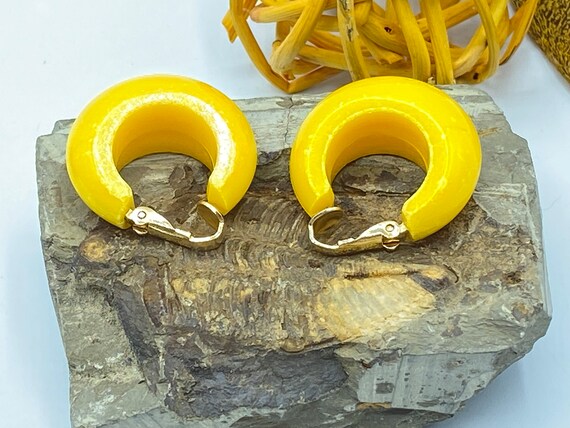 Vintage Napier Yellow Acrylic Hoop Clip On Earrin… - image 6