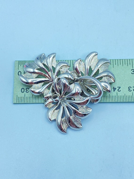 Vintage Monet Brooch, Monet Silver Tone Floral Pi… - image 8