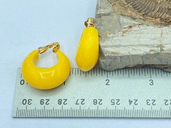 Vintage Napier Yellow Acrylic Hoop Clip On Earrin… - image 9