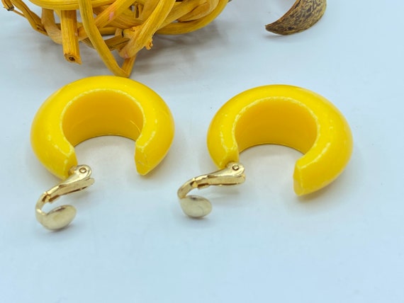 Vintage Napier Yellow Acrylic Hoop Clip On Earrin… - image 5
