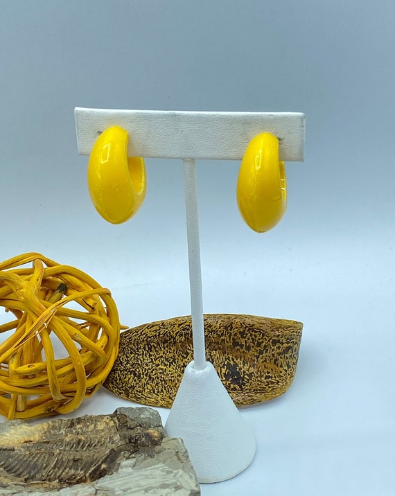Vintage Napier Yellow Acrylic Hoop Clip On Earrin… - image 2