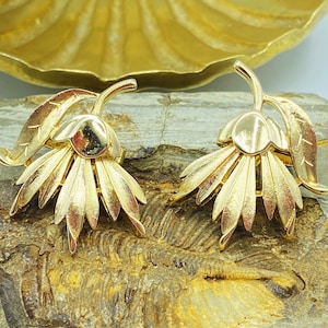 Vintage Crown Trifari Gold Flower Earrings, 60s Clip On Jewelry