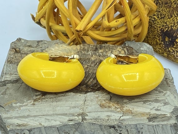 Vintage Napier Yellow Acrylic Hoop Clip On Earrin… - image 4