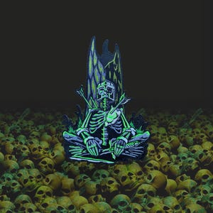 Peut inclure: Un écusson brodé vert néon et bleu représentant un squelette méditant percé de flèches, avec une structure en forme d'arbre derrière lui. L'écusson est posé sur un fond de crânes.