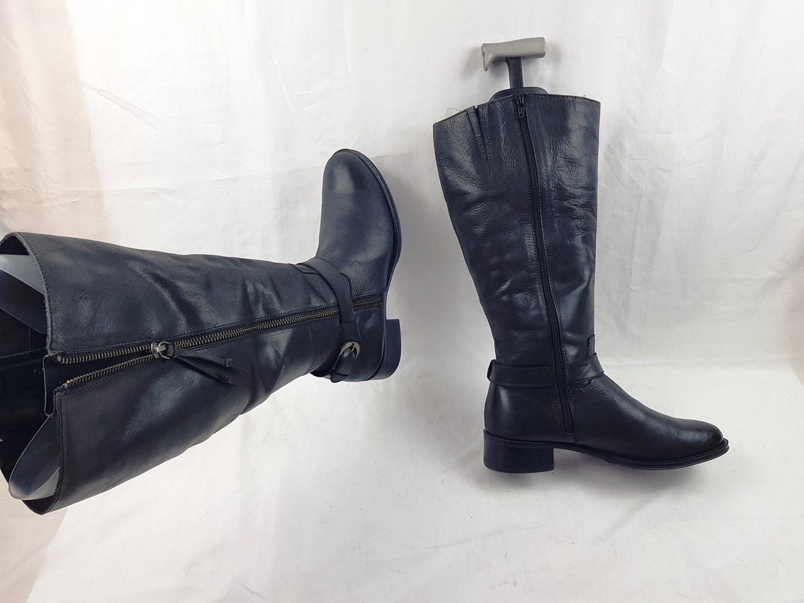 Black wide calf knee high leather boots, Y2k vintage, buckle size 7 US, foto 2 di 5