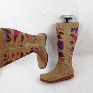 Knähöga stövlar i mocka med blombroderi och dammodell: 90-tals vintage, storlek 7 US