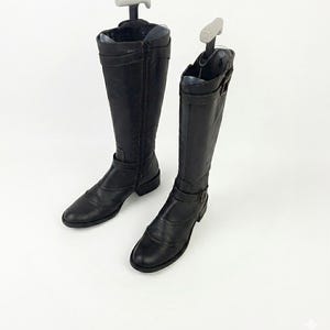 Kniehohe Lederstiefel im mittelalterlichen Stil mit Schnallen: Vintage-Braun aus den 90er-Jahren, Patchwork, US-Größe 8