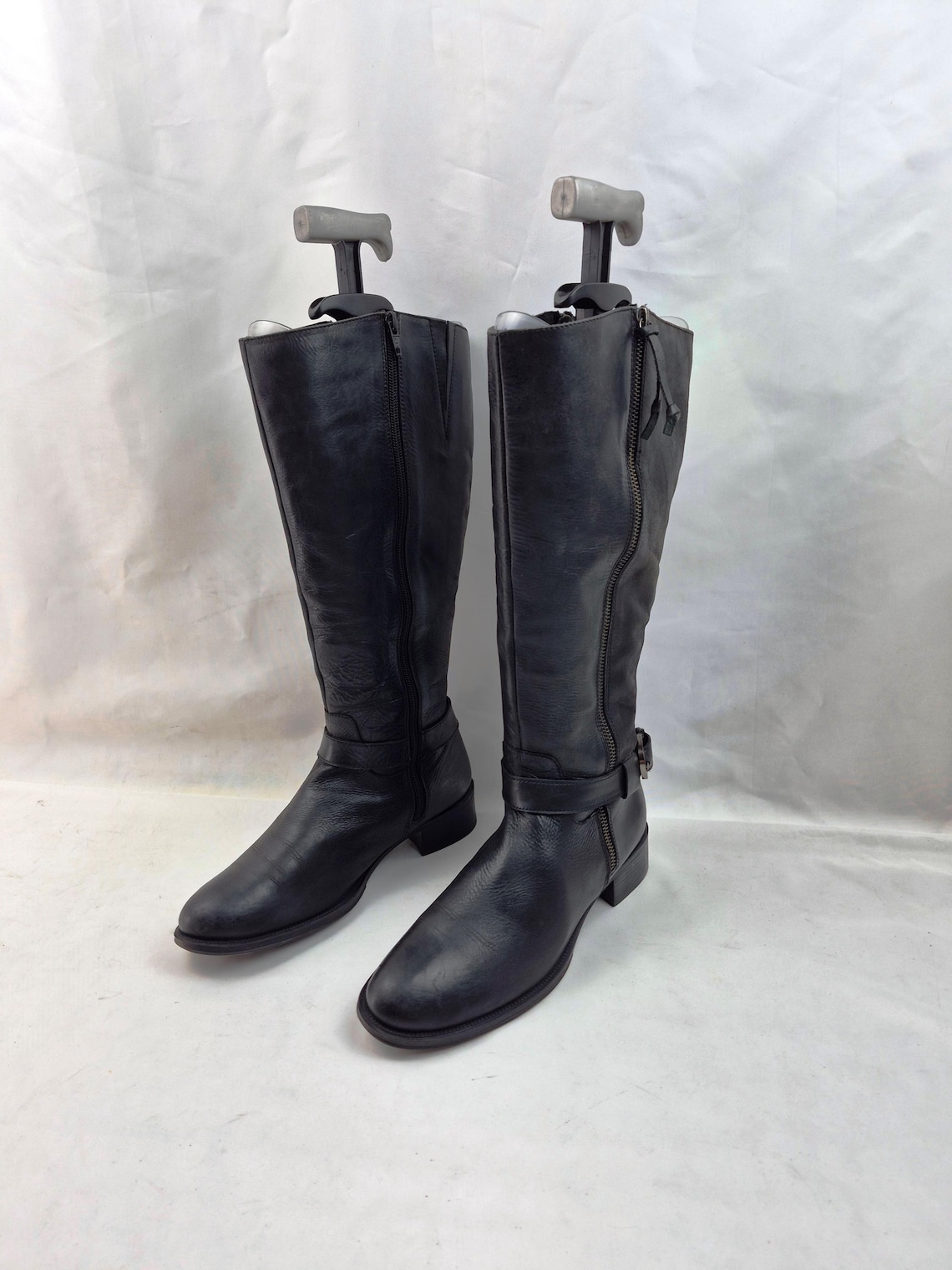 Black wide calf knee high leather boots, Y2k vintage, buckle size 7 US, foto 1 di 5