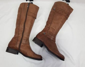 Vintage leather knee high boots women: Y2k renaissance, low heel, size 10 US