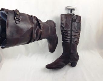 Botas de piel de caña ancha con punta cuadrada para mujer: Hebilla vintage, color marrón, estilo boho, talla 11 US.