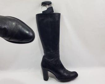 Svarta höga knähöga läderstövlar: 90-tals vintage, klackade, skor - storlek 7 US
