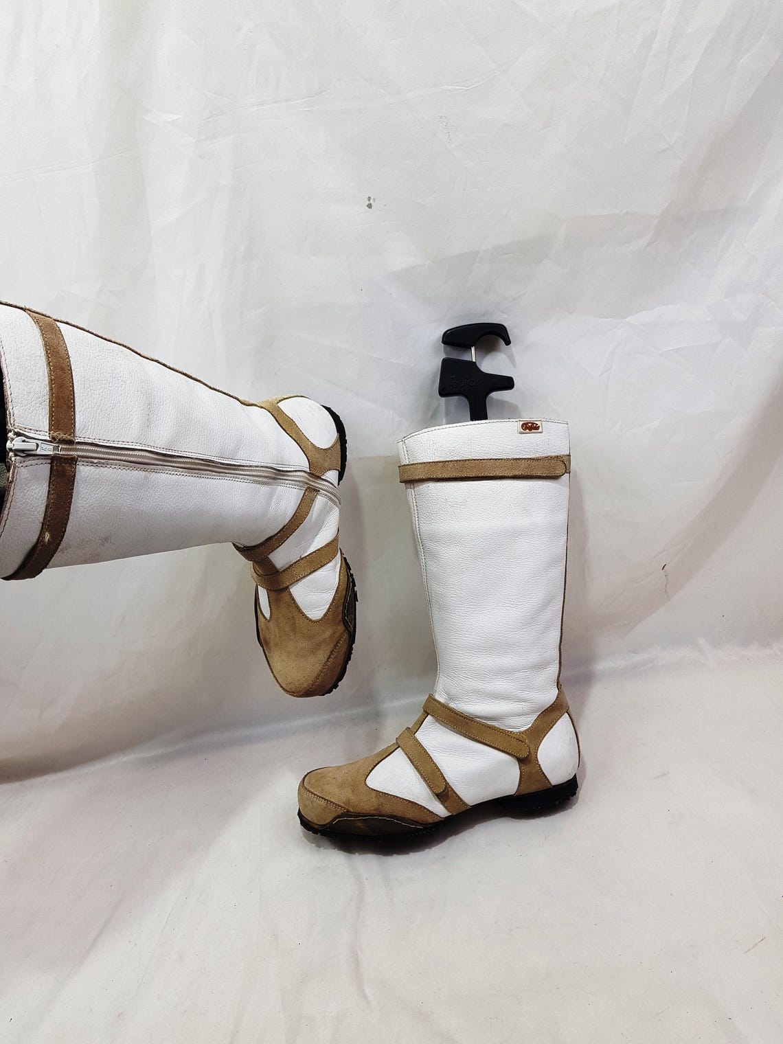 White leather barefoot cosplay wide calf boots: Y2k vintage grounding, flats size 8 US, foto 2 di 5