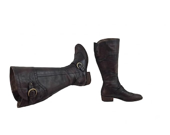 Weite Damen-Brogue-Stiefel aus Leder: Y2K Dark Academia, kniehoch, mit Schnallen (Größe 9)