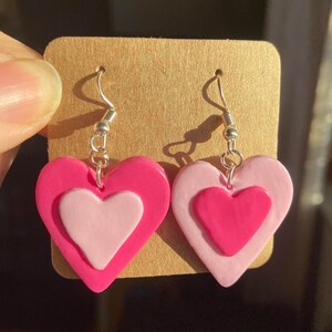 Pendientes colgantes de corazón rosa Y2K: pendientes desiguales de arcilla polimérica hechos a mano