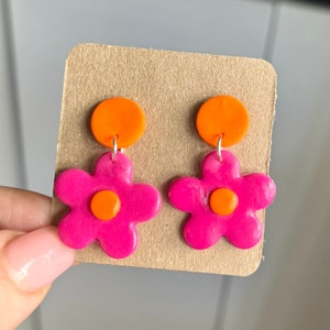 70s daisy dangle earrings, aesthetic retro flower studs, pink and orange handmade polymer clay earrings, groovy jewellery gift, 90s earrings