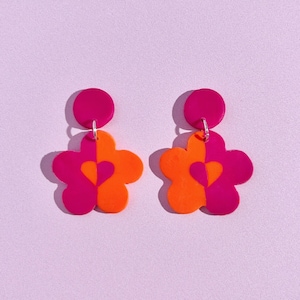 70s daisy dangle earrings, unusual aesthetic flower studs, retro pink and orange handmade polymer clay earrings, funky groovy jewellery gift