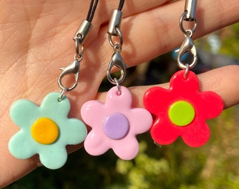 Retro flower funky keychain, handmade clay daisy funky 60, 70, 90s aesthetic keychain, y2k flower power keyring gift, cute phone charm