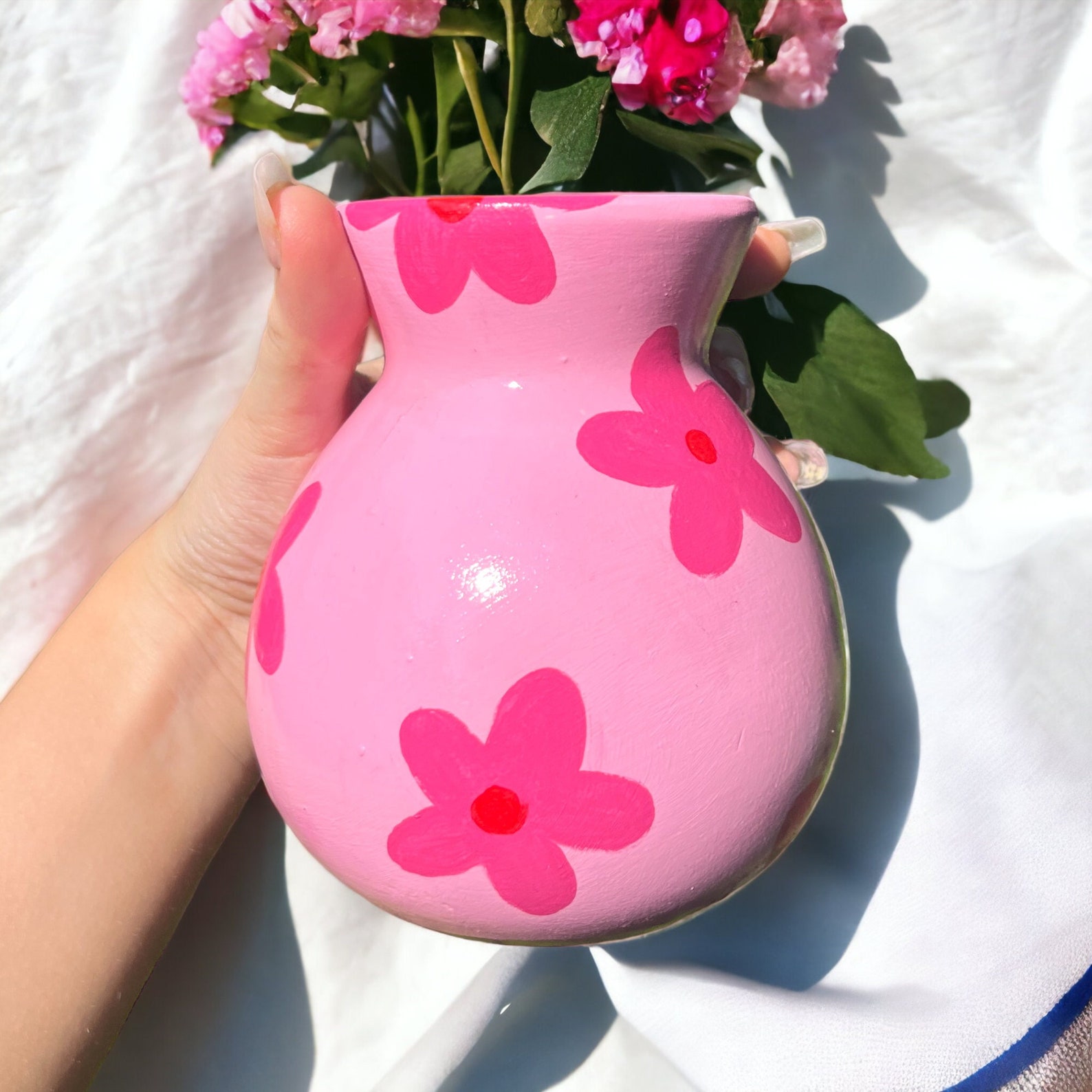 Retro Flower Hand Painted Ceramic Vase, 60s 70s Home Decor, Seamless Daisy Pattern, Pink and Red Aesthetic Floral Pottery, Cute Bestie Gift - Bulb