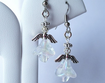 Pendientes de ángel con cristales brillantes y faldas iridiscentes, alas plateadas y halos