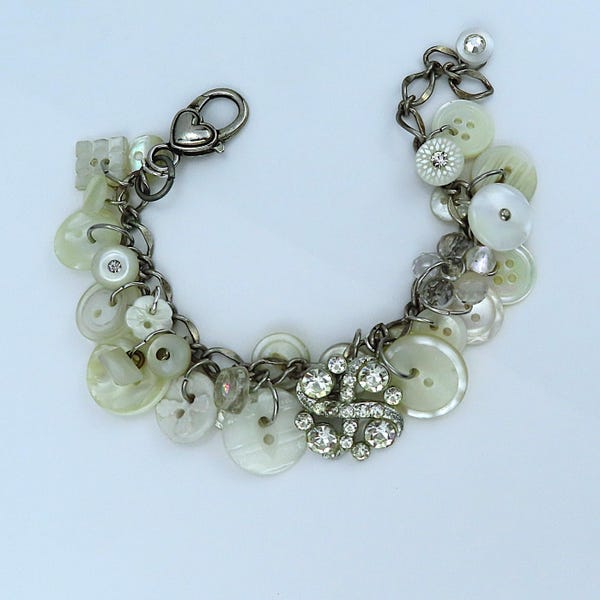 白いヴィンテージボタンと虹色、MOP、ラインストーンボタンのボタンブレスレット。サイズ調節可能。
