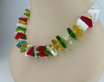 Abstracte ketting met geometrische vormen en een overvloed aan kleuren, avant-garde statement ketting