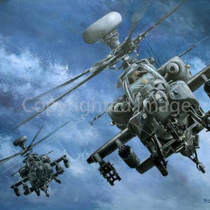 Könnte beinhalten: Ein Gemälde, das zwei Militärhubschrauber zeigt, die durch einen bewölkten, blauen Himmel fliegen. Die Flugzeuge sind in Grau- und Schwarztönen gehalten und weisen detaillierte Merkmale wie Rotoren, Waffen und Cockpitfenster auf. Das Kunstwerk fängt die dynamische Bewegung der Hubschrauber ein.