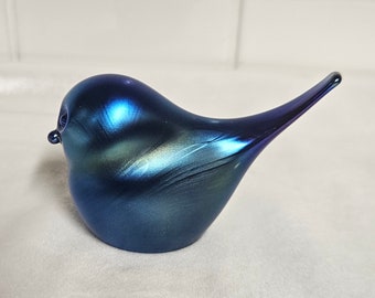 Orient & Flume Art Glass irisierender blauer Vogel, signiert mit Etikett, Figur oder Briefbeschwerer