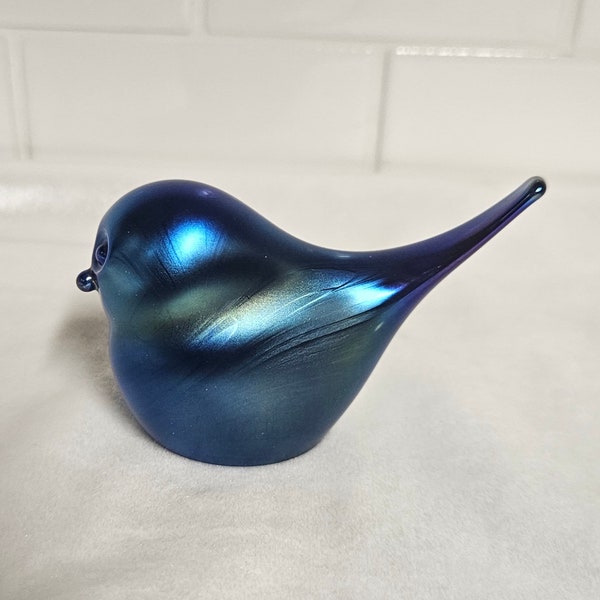 Oiseau bleu irisé en verre Orient & Flume Art, signé avec étiquette, figurine ou presse-papier