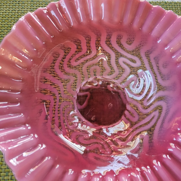 Jefferson Glass Cranberry Opalescent Double Ruffle, Bol labyrinthe tourbillonnant