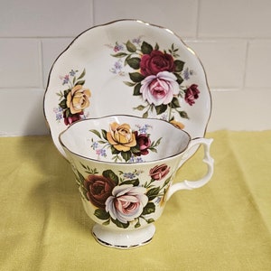 Royal Albert Footed Roses Tasse & Untertasse, Goldrand, englisches Bone China