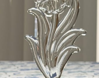 Frasco de perfume imperial antiguo con tapón en forma de flor.