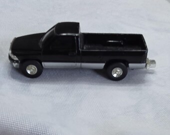 Modellino Ertl Dodge 1995 Ram 2500 Pickup Truck, nero e argento, scala 1:64