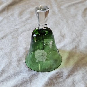 Campana in vetro verde polacco, fiori incisi, maniglia in vetro trasparente con pannelli, realizzata in Polonia