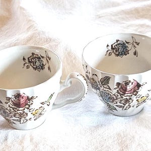 Johnson Brothers Staffordshire Bouquet 2 Cups, Interior Flower