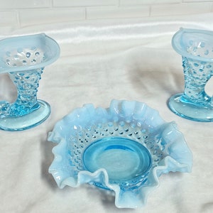 ¡OFERTA! 3 piezas de vidrio Fenton con clavos azules opalescentes, 2 jarrones o portavelas con forma de trompeta Cornucopia y plato para dulces con borde ondulado a juego.