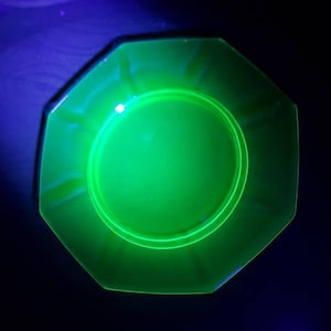 2 Vintage Sea Glass Green Octagon Plates Fluorescent Uranium Glow Glass
