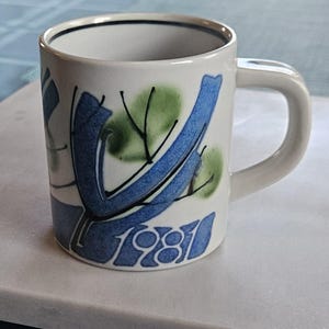 Tazza piccola Royal Copenhagen 1981 di Ellen Malmer, "Tazza dell'anno" Danimarca Fajance