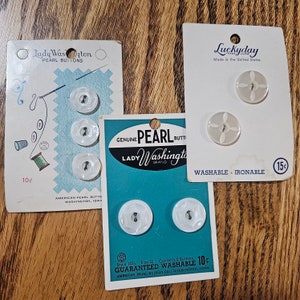 Botones blancos vintage en 3 tarjetas originales diferentes, vidrio y plástico, ideales para exhibir
