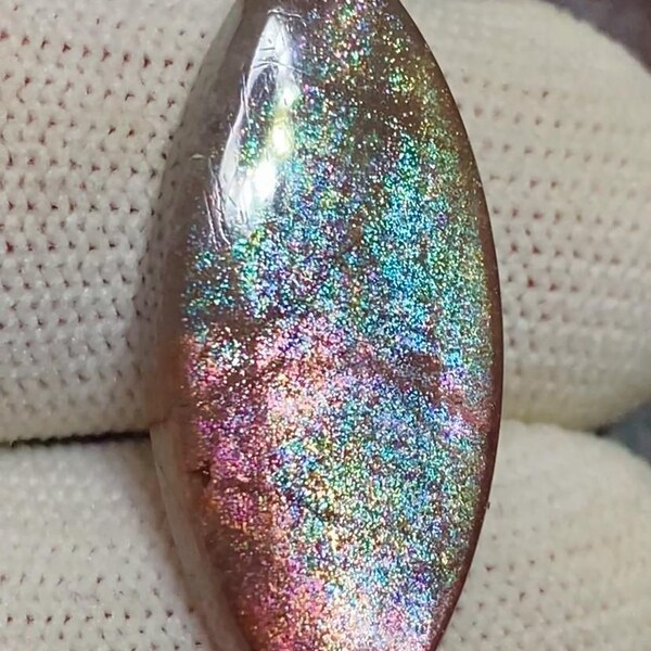 Natürlicher Regenbogen Haze Gitter Sonnenstein Cabochon aus Tansania ||Größe=32x13x5 mm ||Karat=18.70 ||