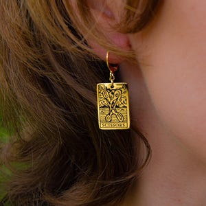 Orecchini in oro con carte dei tarocchi lesbiche, design originale a forbice, orecchini saffici in acciaio inossidabile, accessori WLW saffici, orecchini lesbici