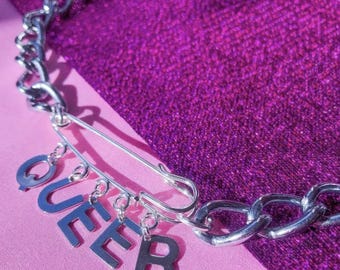 Queer-ketting met veiligheidsspeld, dikke dikke choker met een kiltspeld en QUEER-letterbedels | LGBTQ-trots, saffier, WLW-sieraden