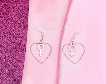 Mars Charme und Liebe Herz Ohrringe, männliche Symbol Ohrringe. Silberfarbe Mars Charme Ohrringe, MLM Gay Mann Transgender Pride