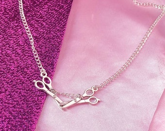 Zilveren schaarketting, lesbische trotsketting, twee zilveren schaarbedels aan een zilveren ketting. Grappige nieuwigheid Sapphic WLW trots ketting