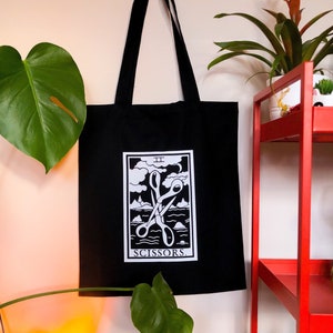 Sac fourre-tout noir en ciseaux, sac fourre-tout en forme de carte de tarot à deux ciseaux | Sac fourre-tout de fierté lesbienne, sac fourre-tout saphique WLW, sac fourre-tout de carte de tarot étrange, sorcellerie