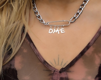 Dyke-ketting met veiligheidsspeld, dikke dikke kettingchoker met kiltspeld en DYKE-letterbedels | Lesbische trots, saffier, WLW-sieraden
