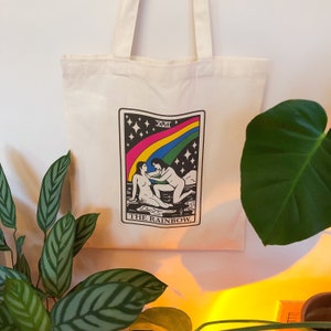 Sac fourre-tout beige arc-en-ciel, sac fourre-tout en forme de carte de tarot sapphique arc-en-ciel | Sac fourre-tout à fierté lesbienne, sac fourre-tout witchy WLW, sac fourre-tout étrange de carte de tarot