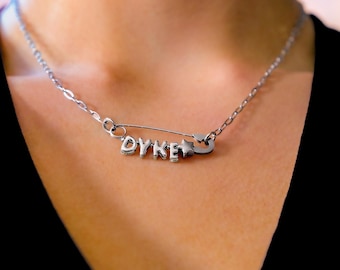 DYKE veiligheidsspeld brief ketting, Lesbian Pride, Alt Sapphic WLW sieraden, Butch Femme QUEER, grunge punkaccessoires