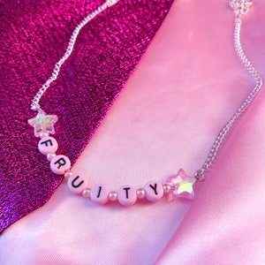 FRUITIGE ketting, schattige lichtroze letterkralenketting met iriserende sterbedels, LGBTQ+ Pride-statementketting met ketting naar keuze